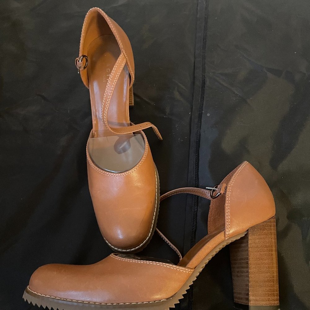 Kenneth Cole Size 8.5 Heels